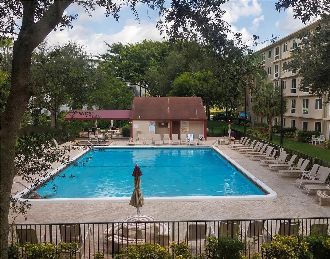 2104 S Cypress Bend Dr Unit 502, Pompano Beach, FL 33069 Condo for