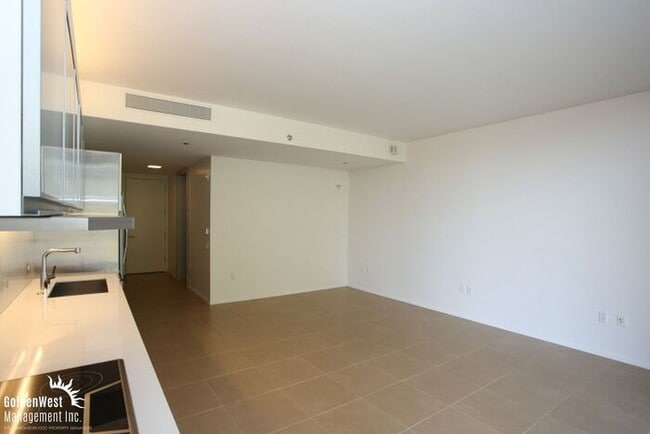 Building Photo - Luxurious State of the Art Studio on the 19th Floor of Veer Towers.