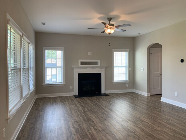 Building Photo - AMAZING LOCATION, Fantastic 4 Bed Home, in...