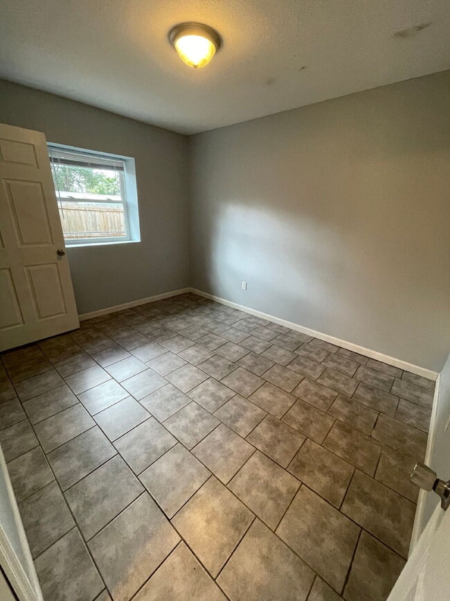 Foto del edificio - Open floor plan, four-bedroom two-bathroom with washer and dryer