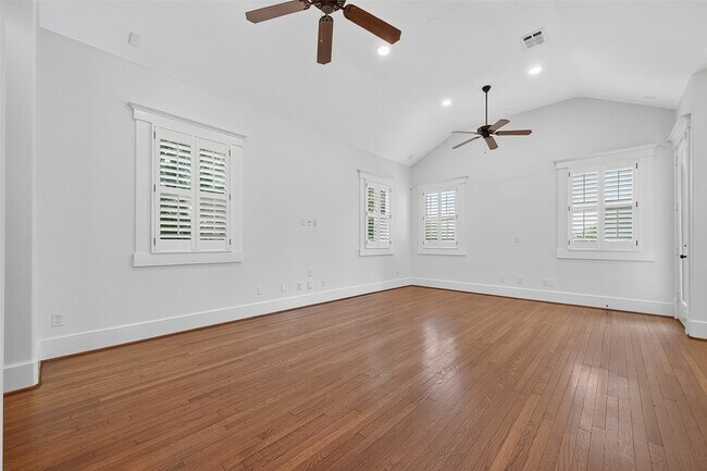 Building Photo - 1042 W 25th St
