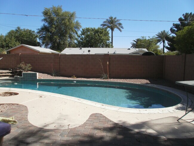 piscina - 735 E Granada Dr