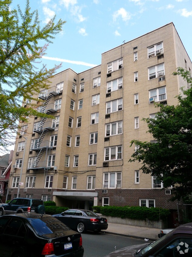 Building Photo - 125 W 195th St
