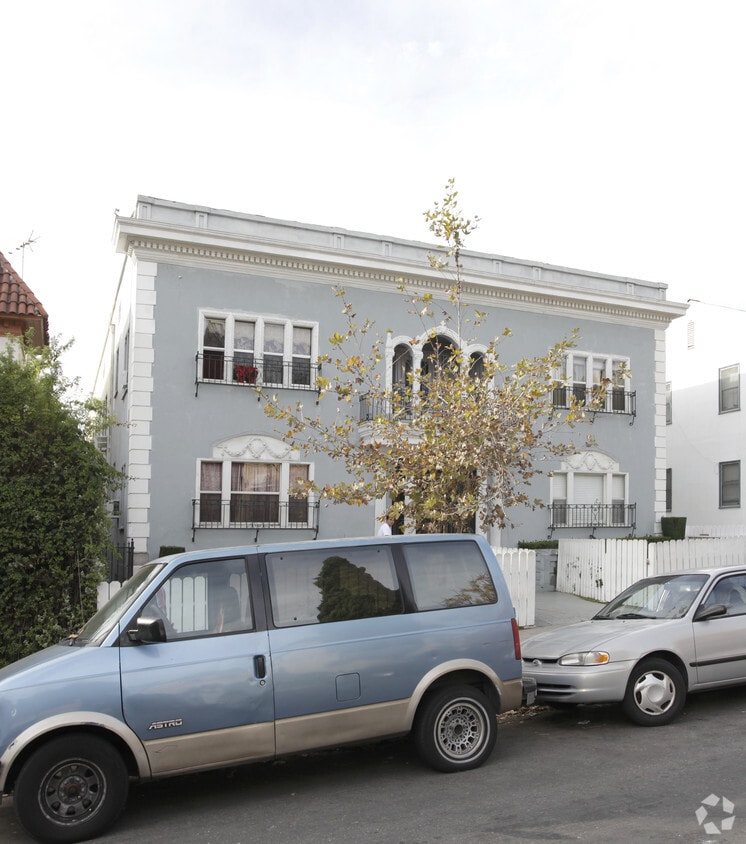 Building Photo - 121 N Kenmore Ave