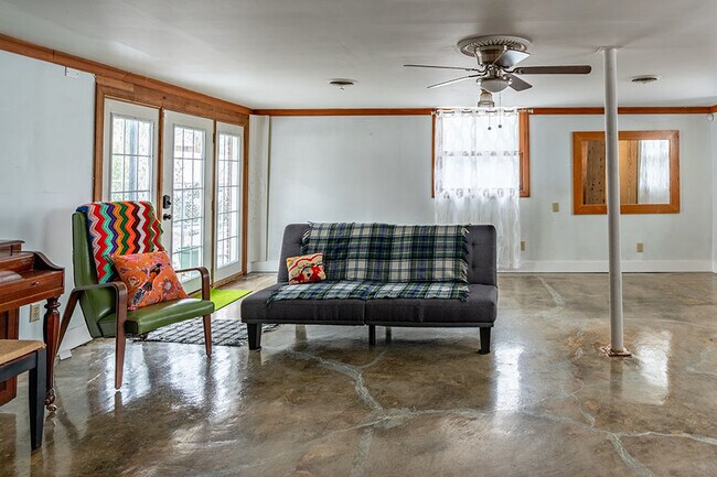 large studio room - 586 Joyce Ln