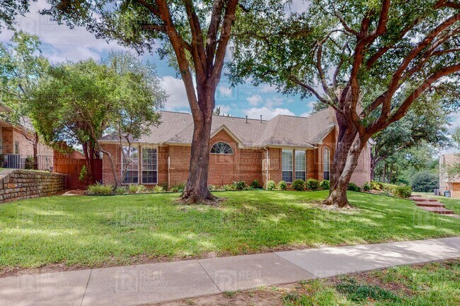 Foto del edificio - Spacious Corner 4 Bedroom House in Coppell...