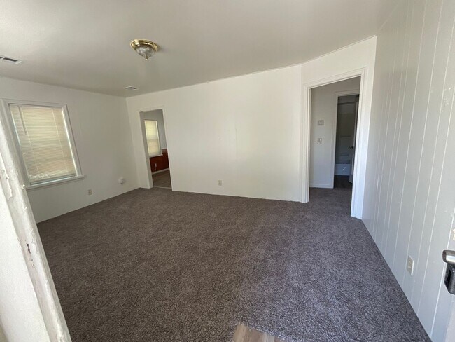 Building Photo - 3 bed, 1 bath, 1 car garage