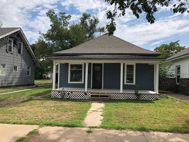 Foto del edificio - Two bedroom with fenced in back yard