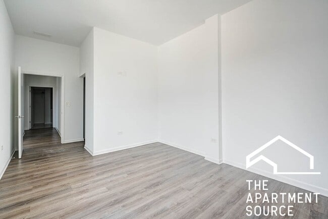 Foto del edificio - Top Floor Massive 3 Bed/2 Bath in the South Loop with a Stunning Updated Kitchen!