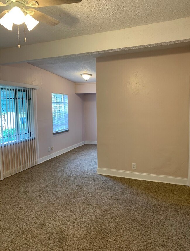 Foto del edificio - Spacious Backyard And Screened Porch In This Cozy 3 Bedroom Home