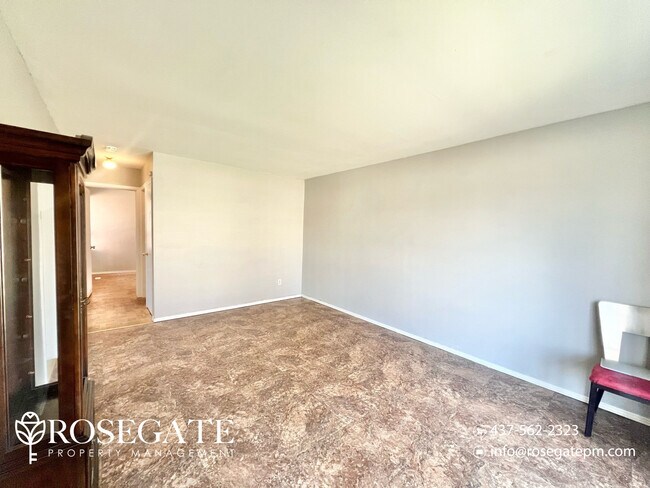 Photo du bâtiment - Bright 2-Bedroom Multiplex Unit with Parki...