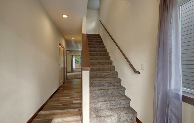 Building Photo - 3 Bedroom + Office Loft Granite Falls Home