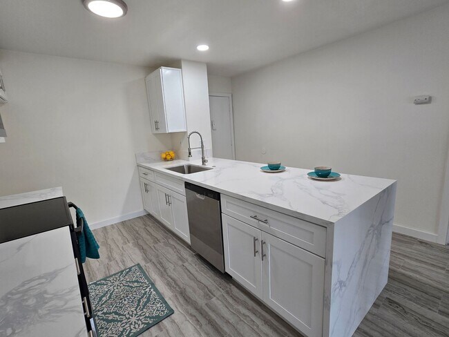 Foto del edificio - Upgraded Downstairs One Bedroom Unit in Orange