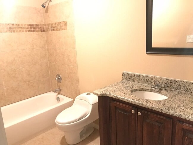 Building Photo - 4 Bed, 2.5 Bath Duplex