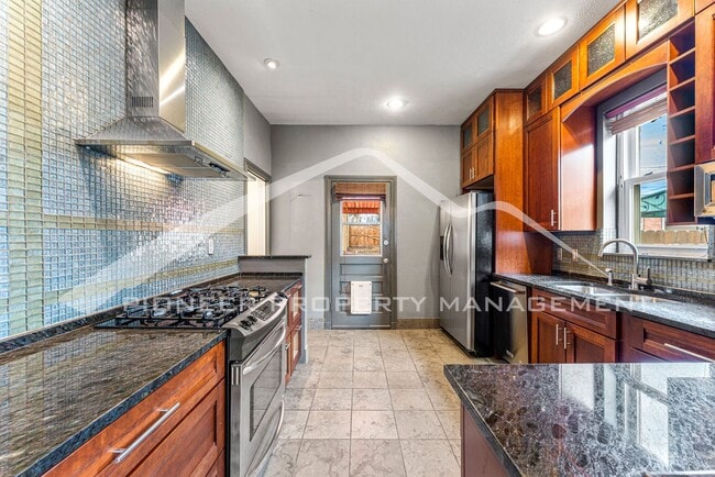 Building Photo - Charming House with Washer/Dryer and Fence...