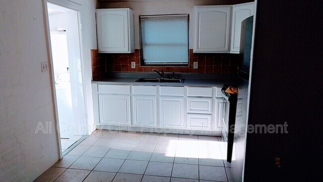 Building Photo - 637 Vassar St