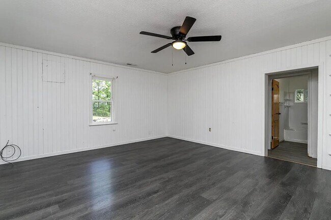 Foto del edificio - 2 bd, 1 ba house, just north of Columbia off of Route B, many updates, 1 acre lot