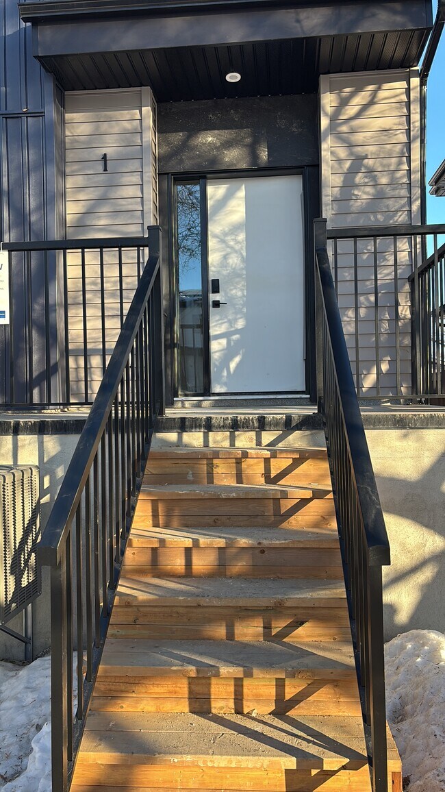 Photo du bâtiment - 11007 132 St NW