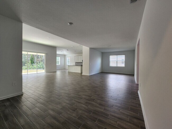 Foto del edificio - Beautiful Like New One Story Pine Glen Home with Solar Panels for Energy Efficiency & Three Car G...