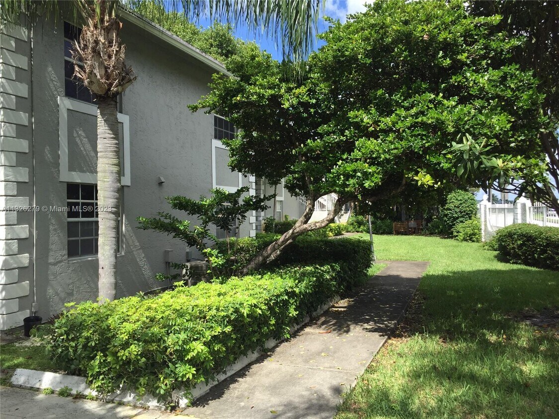 Foto principal - 474 NE 210th Cir Terrace