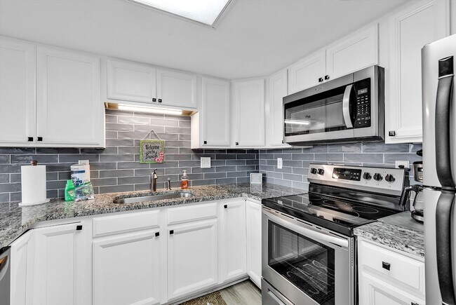 Building Photo - Winter condo rental in Surfside Beach. Ava...