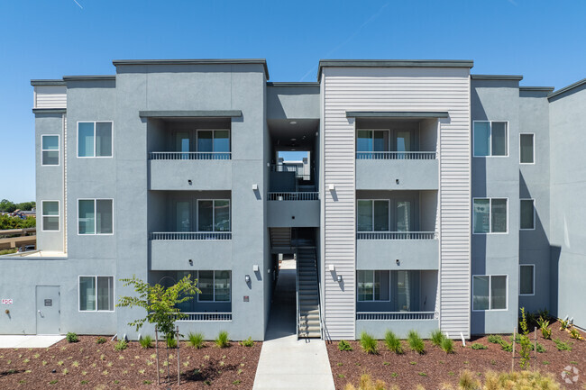 Building Entrance - Vista Del Robles Apartments