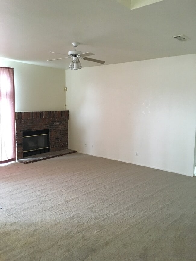 Building Photo - Spacious Two-Story Home  4 bedrooms, 3 bat...