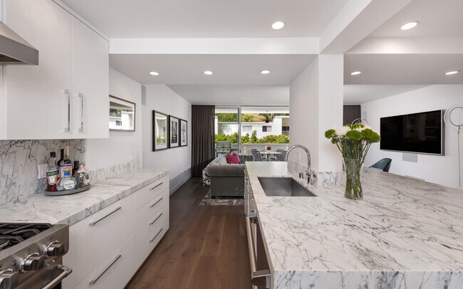 Building Photo - 8787 Shoreham Dr