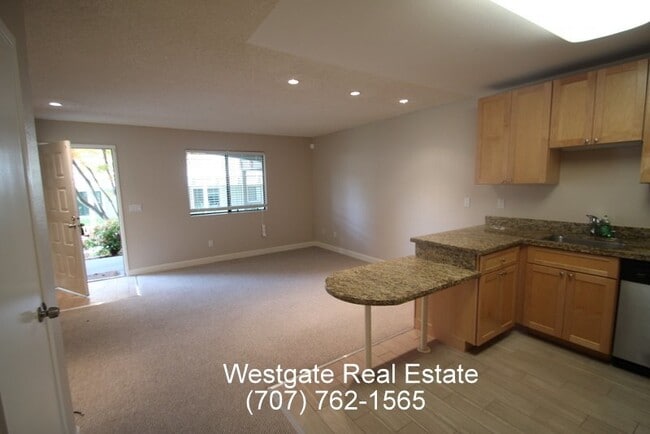 Building Photo - Lovely 1 Bedroom/1 Bathroom West Petaluma Condo Available Now