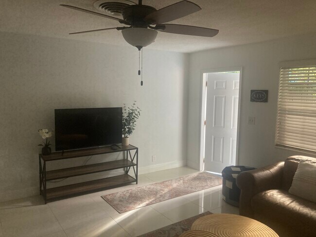 Foto del edificio - 1385 NE 32nd St