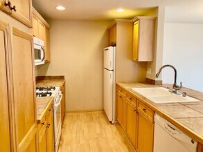 Building Photo - Beautiful Condo Within Walking Distance of Downtown Redmond!!