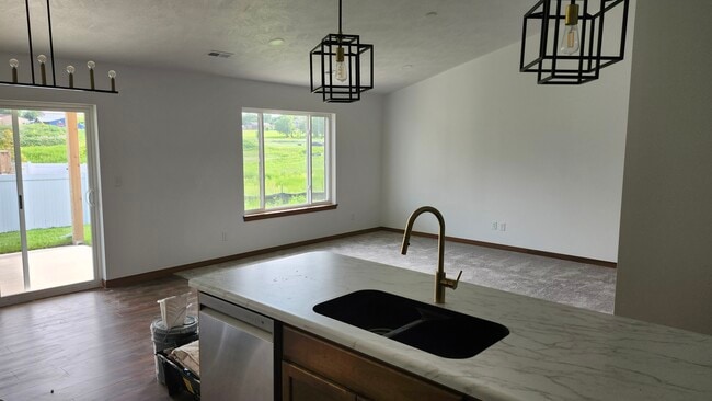 Building Photo - 6700 E Arrowhead Pky