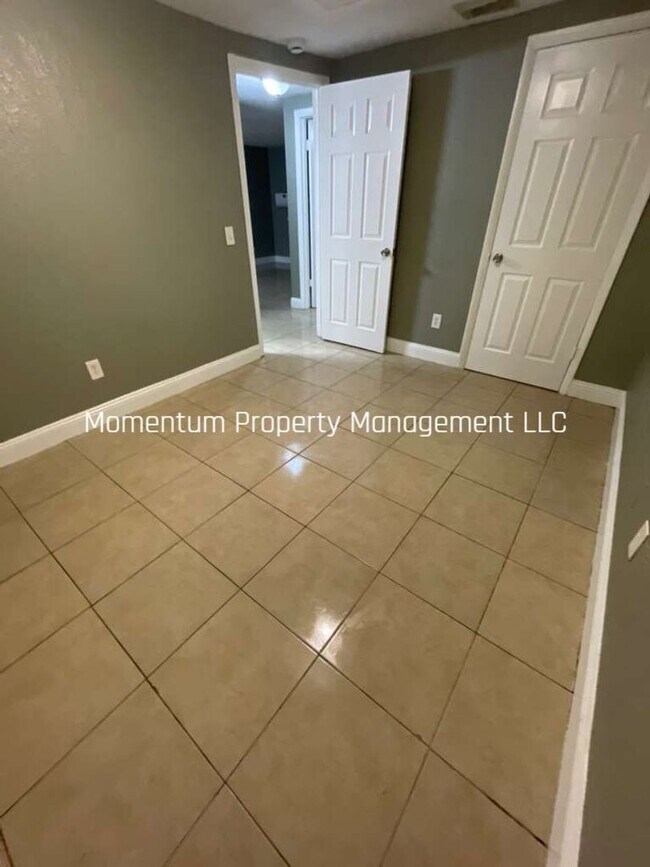 Building Photo - Palm River 2/1 Duplex- Move-In Ready! Apply FOR FREE today!