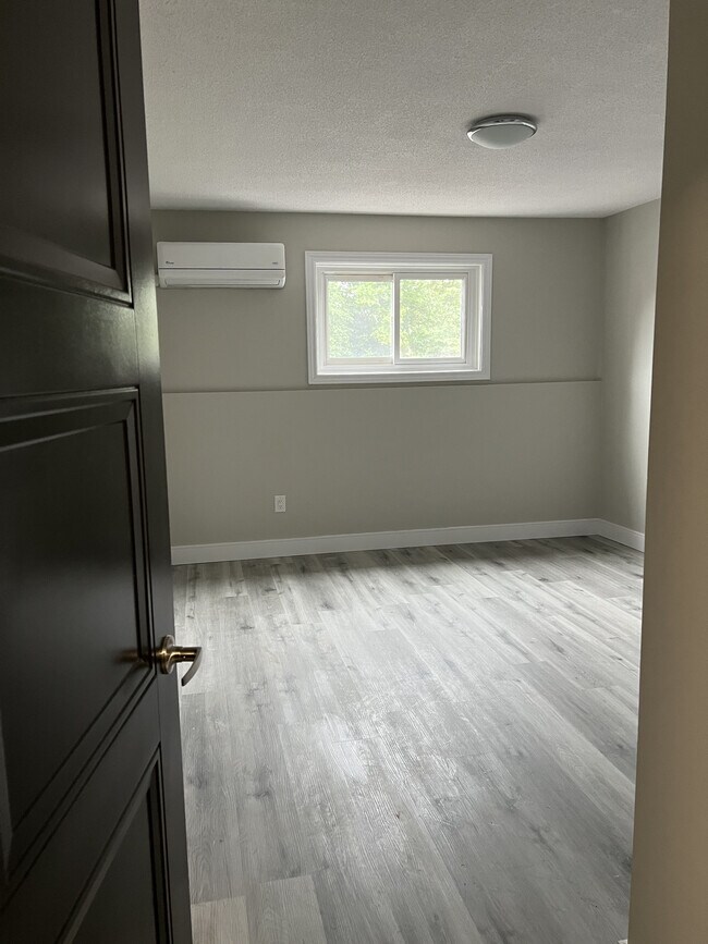 Photo du bâtiment - 240 Water St W