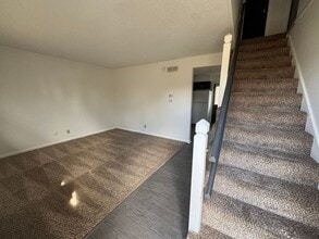 Building Photo - 560 NE Park Ln