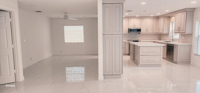 Foto del edificio - 11945 Donlin Dr