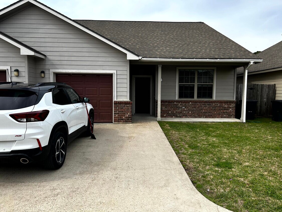 Primary Photo - 21443 W Wallis Dr