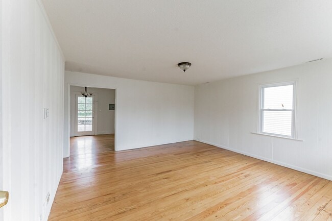 Building Photo - Amazing 3 bed 1 bath for rent!