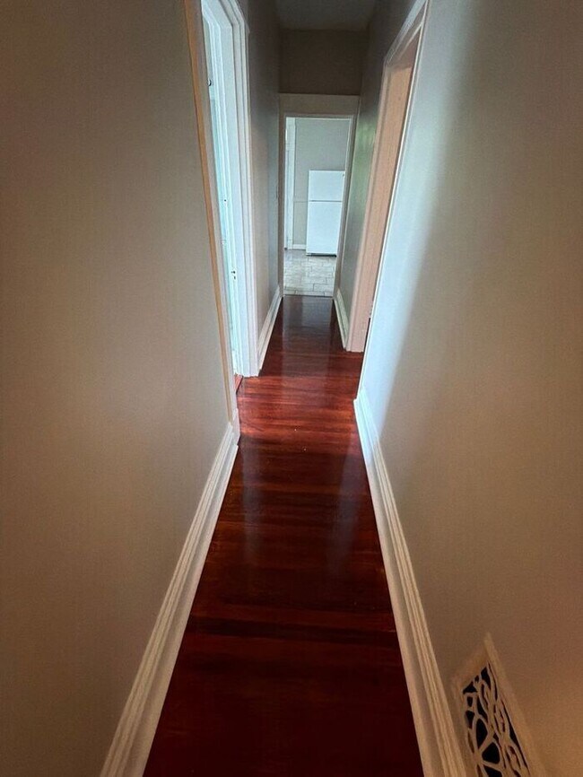 Foto del edificio - 2 bed/1 bath upper unit