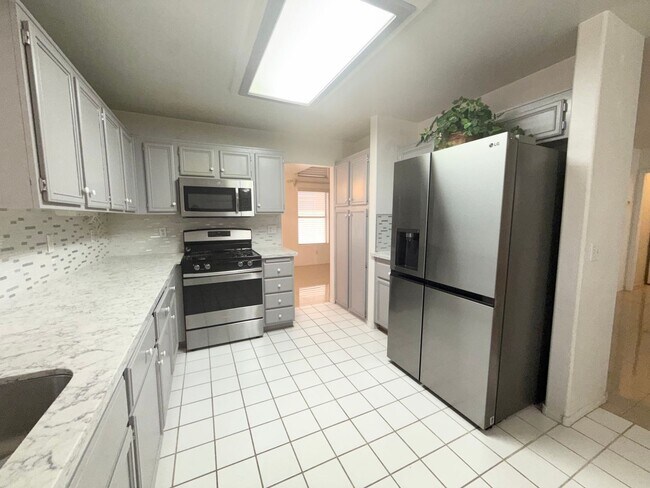Foto del edificio - Spacious 4-Bedroom Home with 3-Car Garage in Orchards of Las Vegas