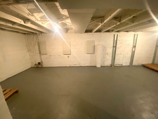 Building Photo - 2 Bedroom and 1 Bathroom house Available Now!