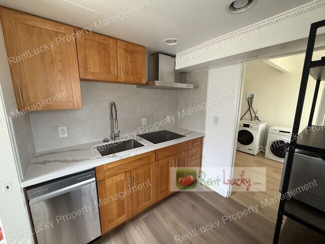Building Photo - Super-Cute & Remodeled 1-Bedroom MIL Apartment in Great Kirkland Neighborhood FOR RENT!!
