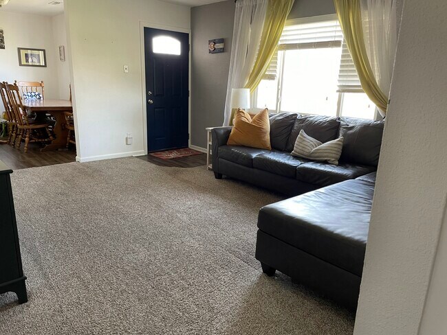 Front entrance, living room - 9291 High St