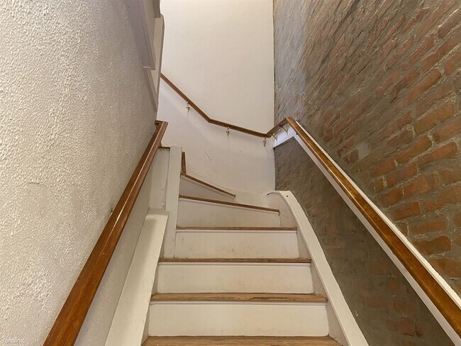 Building Photo - 4 br, 1 bath Duplex - 38 Newton St # 202