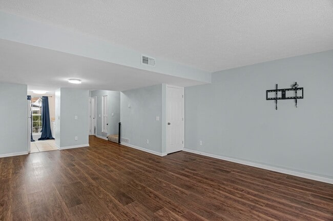 Building Photo - AVAILABLE NOW!  2 BED 2.5 BATH TOWNHOME