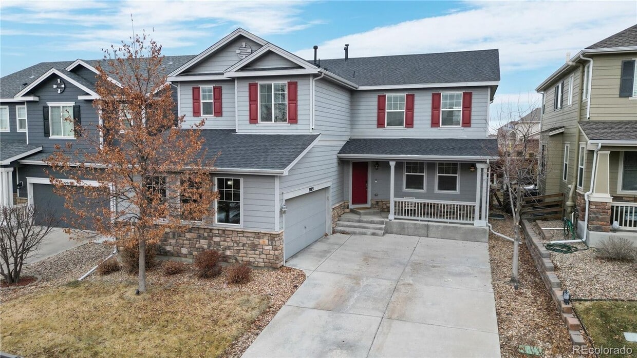 Primary Photo - Large 4 bedroom home with a Fully Finished...