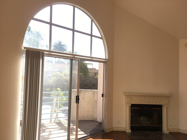Living room - 645 Huntley Dr