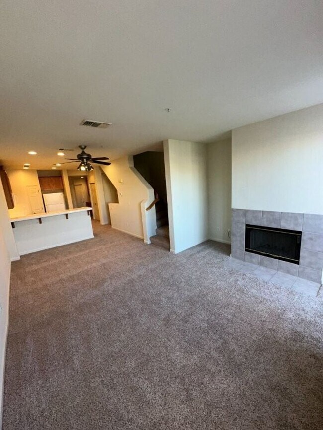 Foto del edificio - Nor Cal Realty, Inc. - 2 bedroom, 2.5 bath townhouse with 2 car garage