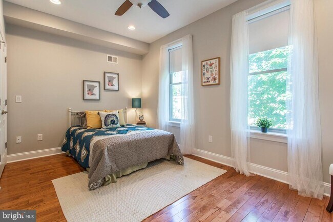 Habitación trasera con luz natural proveniente del patio trasero. - 1333 S Cleveland St