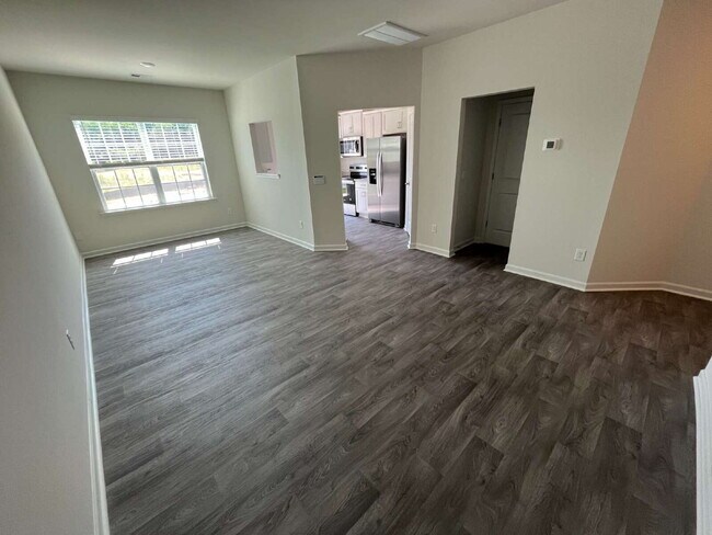 Building Photo - "Charming 3-Bed Townhouse with Granite Elegance in Prime Graham Location!"
